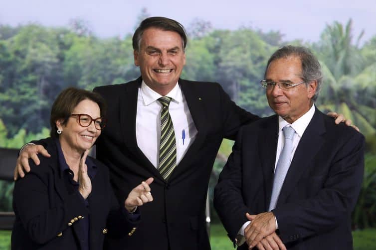MP da regularização fundiária assinada por Bolsonaro