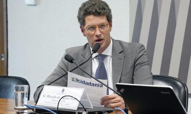 Movimento “tchau Salles” pede a saída do Ministro do Meio Ambiente